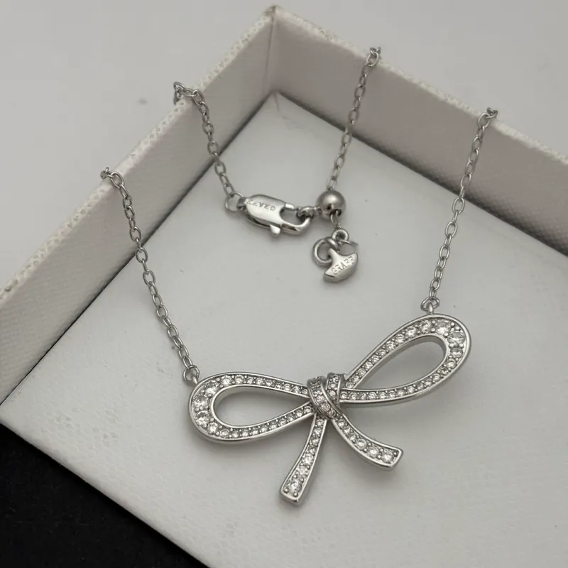 Colar Pingente Laço com Zircônia Brilhante
