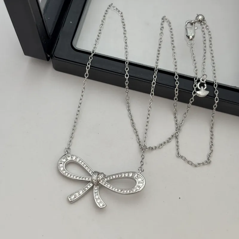 Colar Pingente Laço com Zircônia Brilhante
