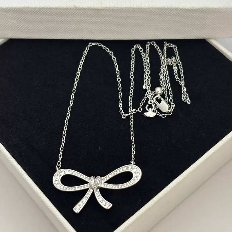 Colar Pingente Laço com Zircônia Brilhante