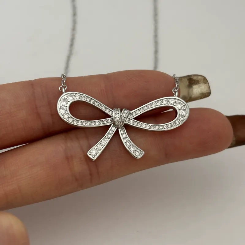 Colar Pingente Laço com Zircônia Brilhante