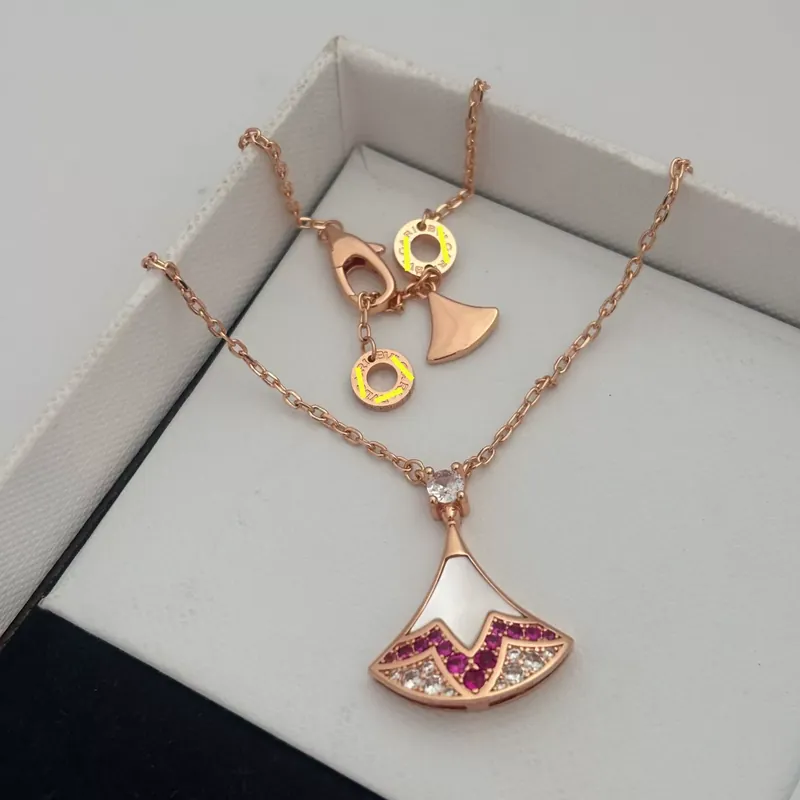 Collier pendentif jupe éventail zircon perle