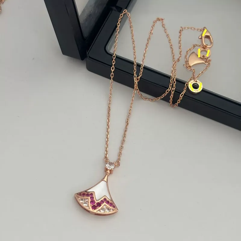Collier pendentif jupe éventail zircon perle