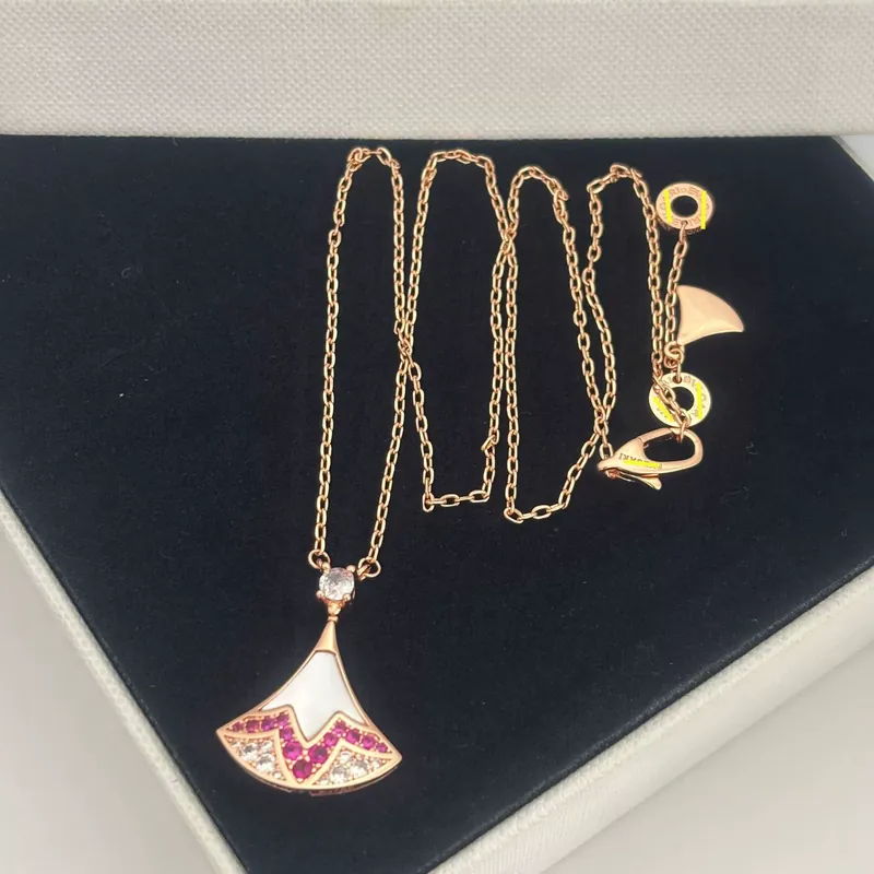 Collier pendentif jupe éventail zircon perle