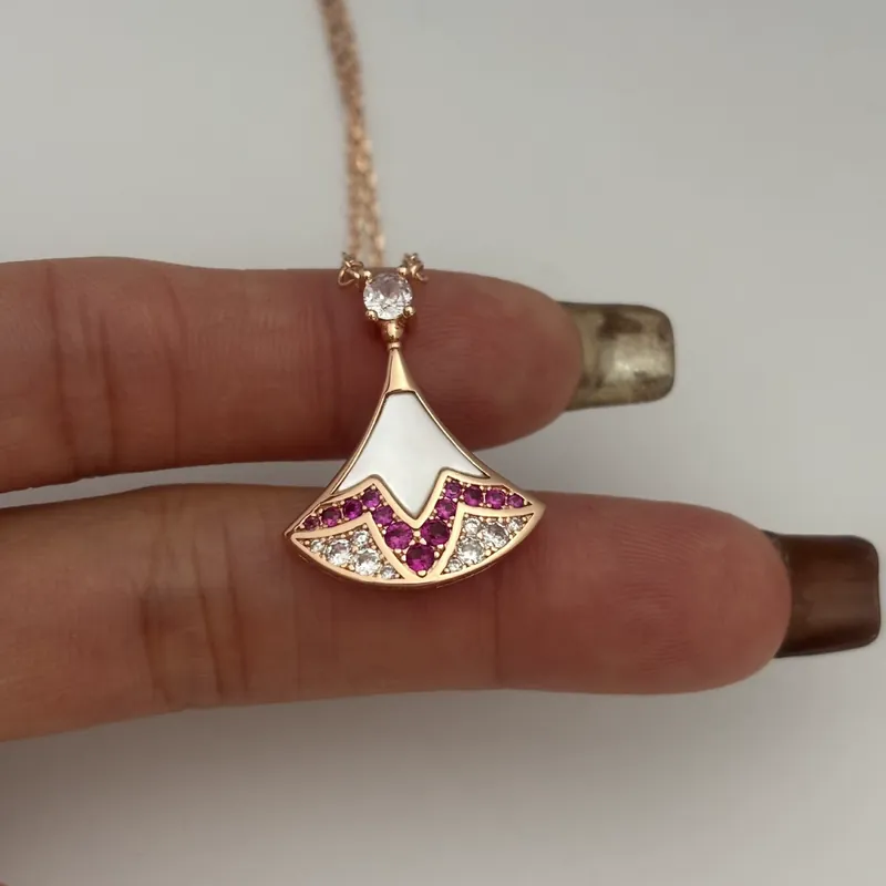 Collier pendentif jupe éventail zircon perle