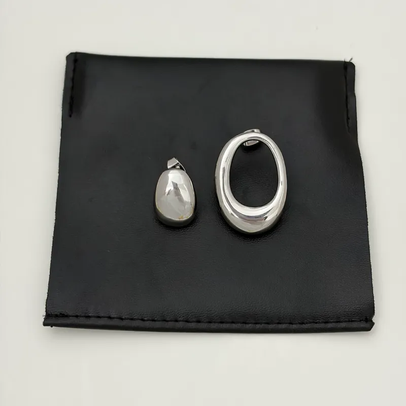 Pendientes ovalados asimétricos Arco de Triunfo de metal