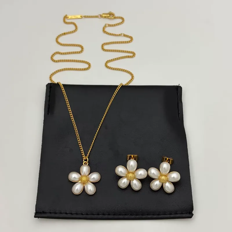 Pearl Daisy Flower Pendant Necklace