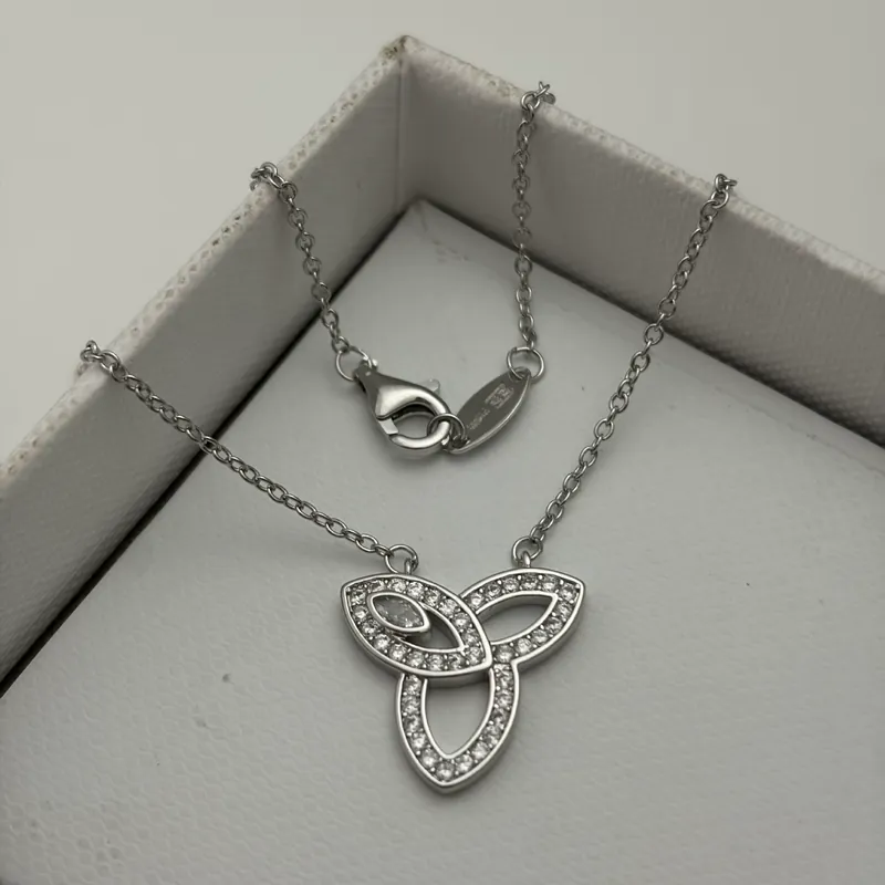 Collier pendentif trèfle zircon papillon