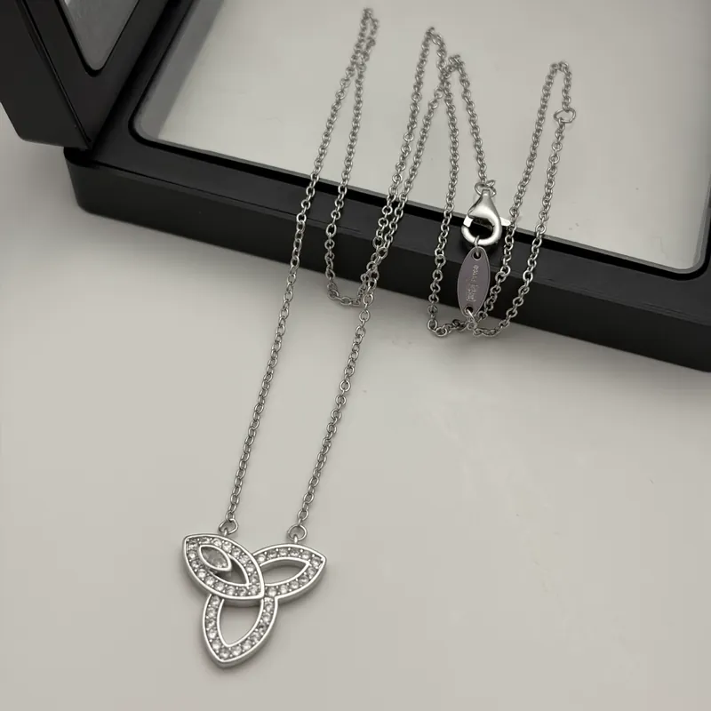 Collier pendentif trèfle zircon papillon