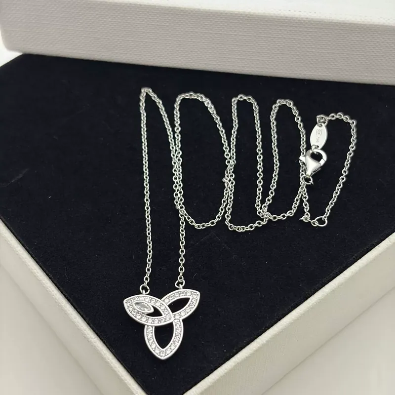 Collier pendentif trèfle zircon papillon