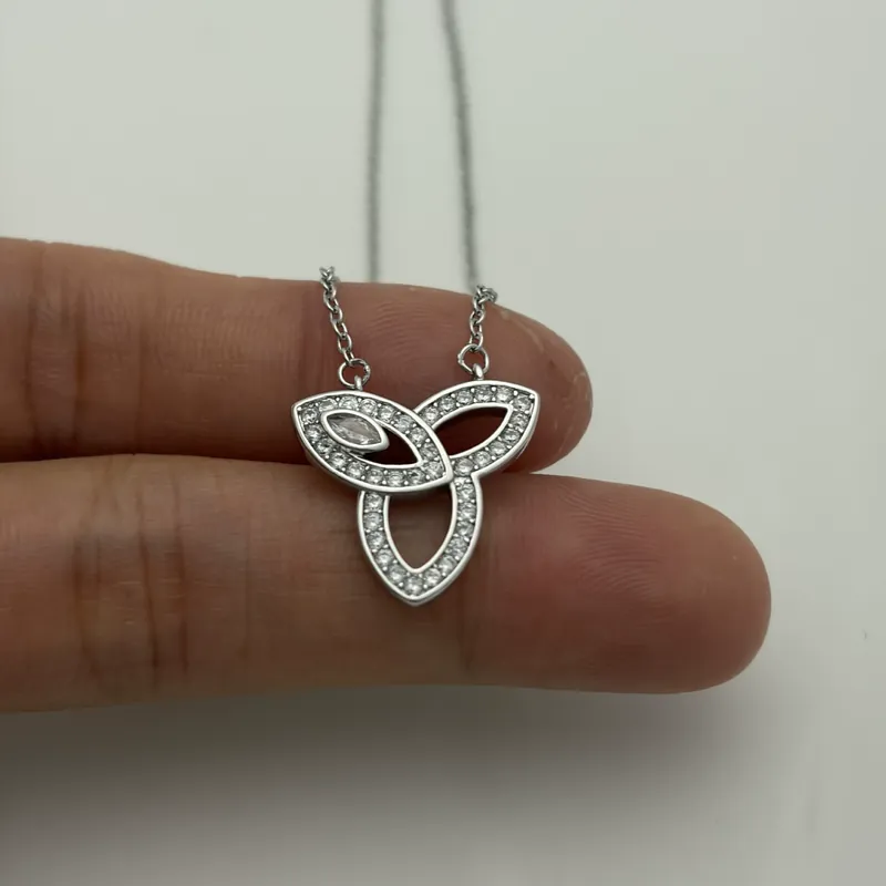 Collier pendentif trèfle zircon papillon