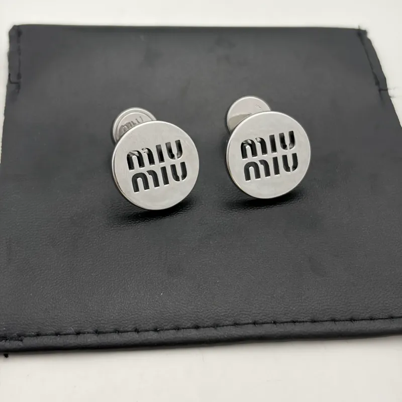 Pendientes stud huecos letra M de metal