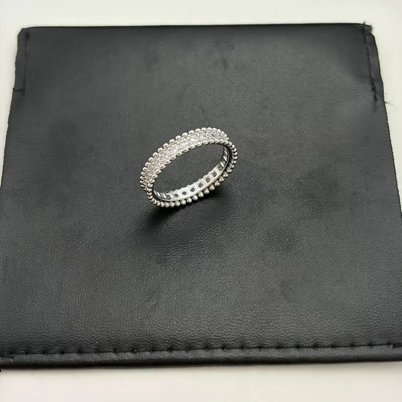 Anillo apilable borde de perla y circonita