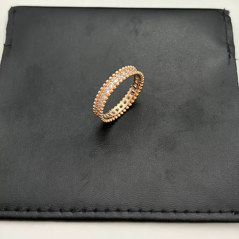 Anillo apilable borde de perla y circonita