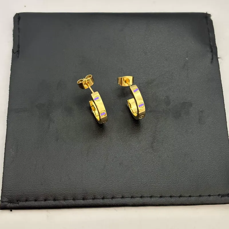 Pendientes de acero de titanio en forma de C amor