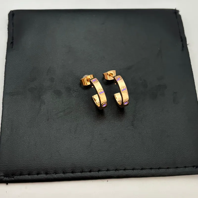 Pendientes de acero de titanio en forma de C amor