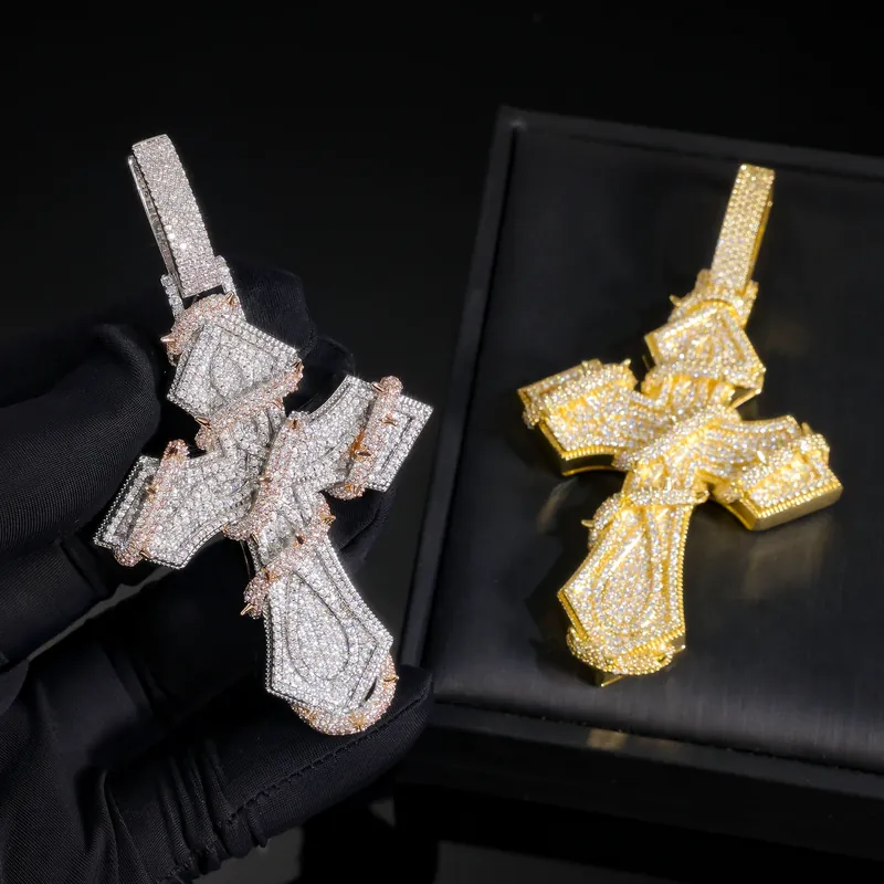 Collier pendentif croix épine en acier titane et zircon