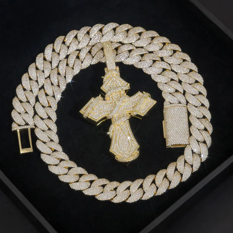 Collier pendentif croix épine en acier titane et zircon