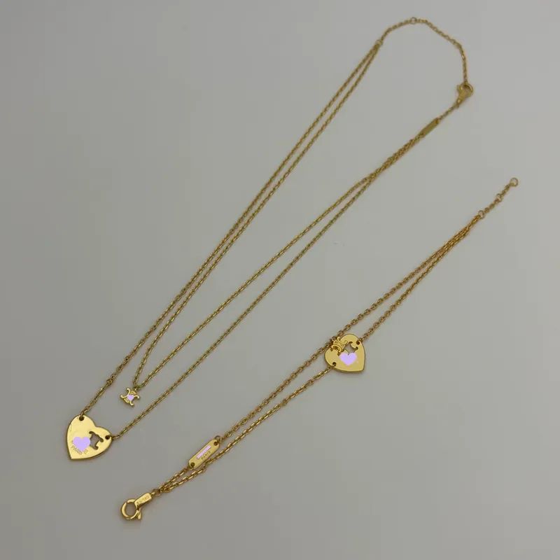 Collar de acero de titanio corazón en capas
