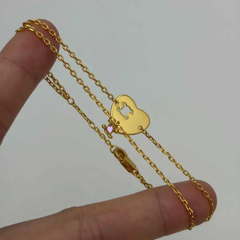 Collar de acero de titanio corazón en capas