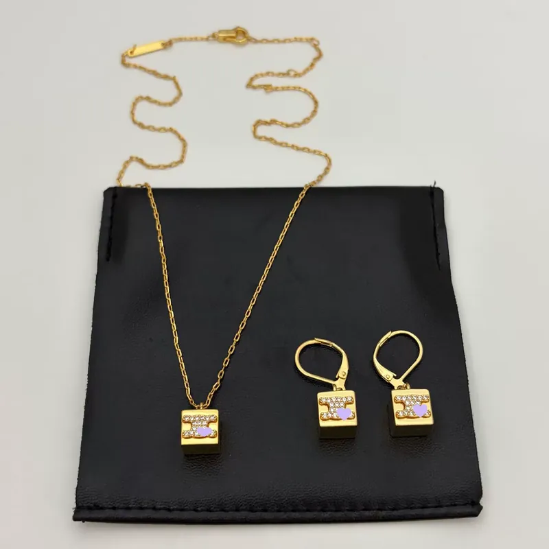 Collier ras du cou avec pendentif cube Arc de Triomphe en acier titane
