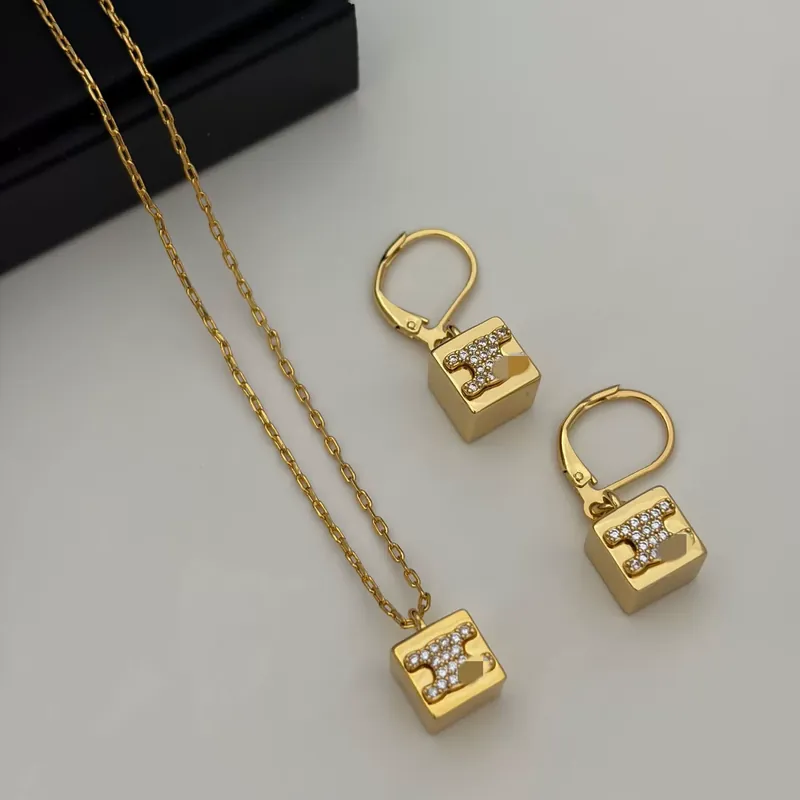 Collier ras du cou avec pendentif cube Arc de Triomphe en acier titane
