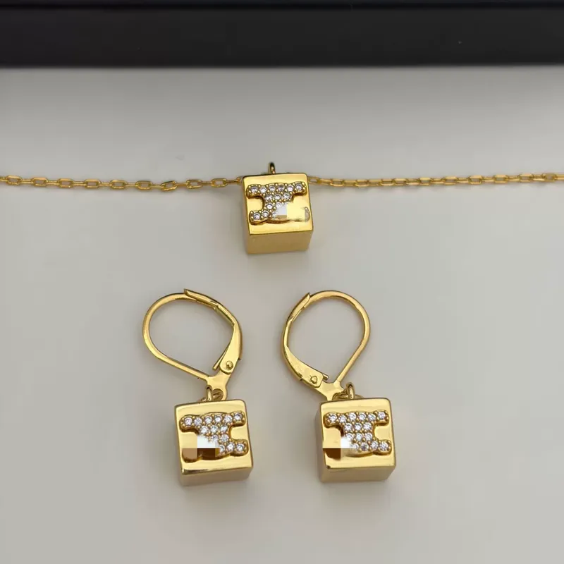 Collier ras du cou avec pendentif cube Arc de Triomphe en acier titane