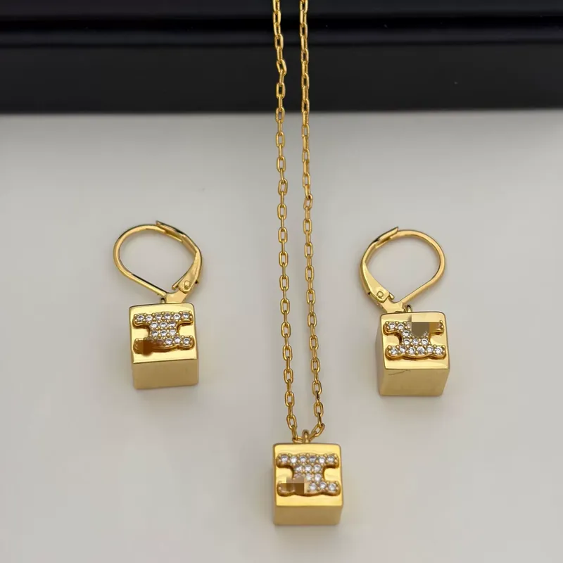 Collier ras du cou avec pendentif cube Arc de Triomphe en acier titane