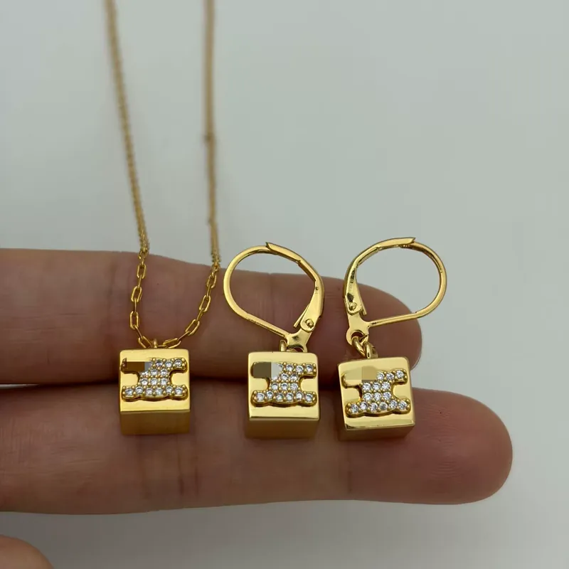 Collier ras du cou avec pendentif cube Arc de Triomphe en acier titane