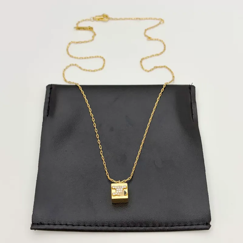 Collier ras du cou avec pendentif cube Arc de Triomphe en acier titane