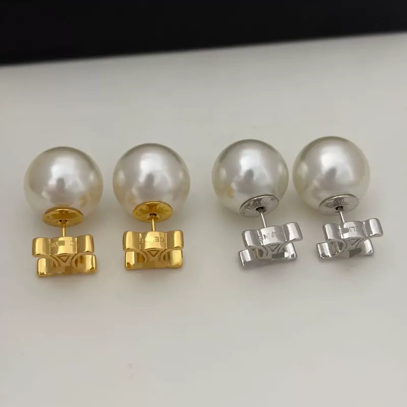 Boucles d'oreilles à puce perle Arc de Triomphe, texture métal élégante