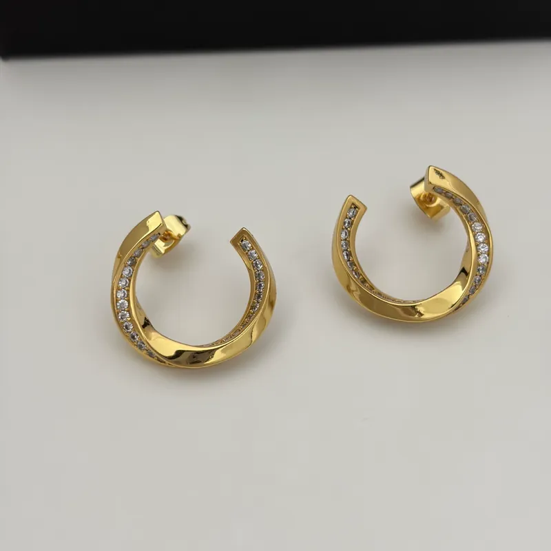 Pendientes de circonita en forma de C Moebius