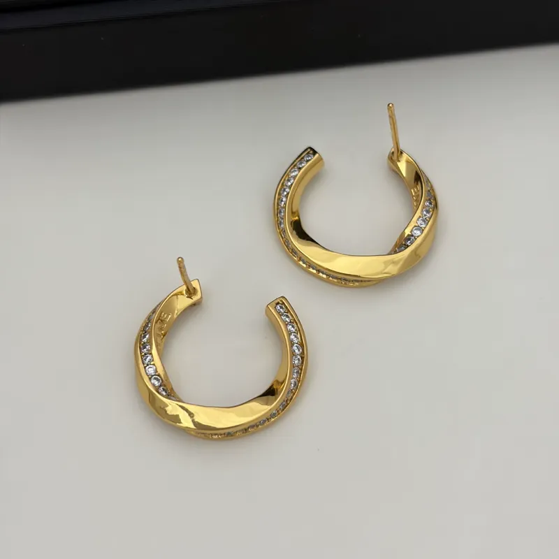 Pendientes de circonita en forma de C Moebius