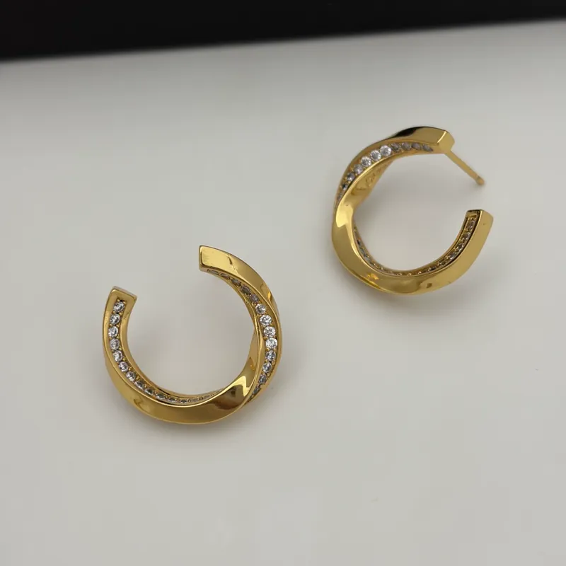 Pendientes de circonita en forma de C Moebius
