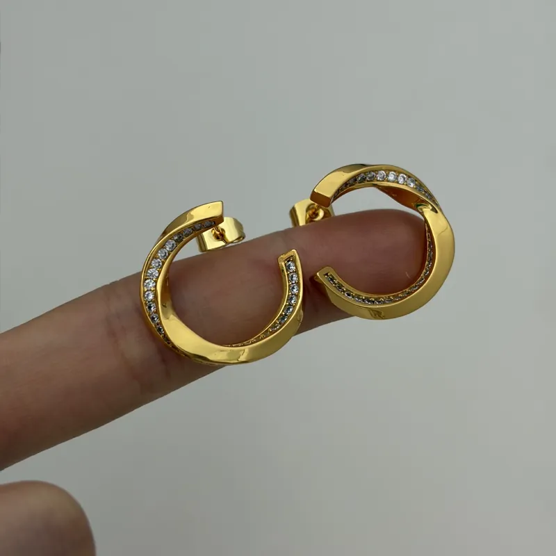 Pendientes de circonita en forma de C Moebius