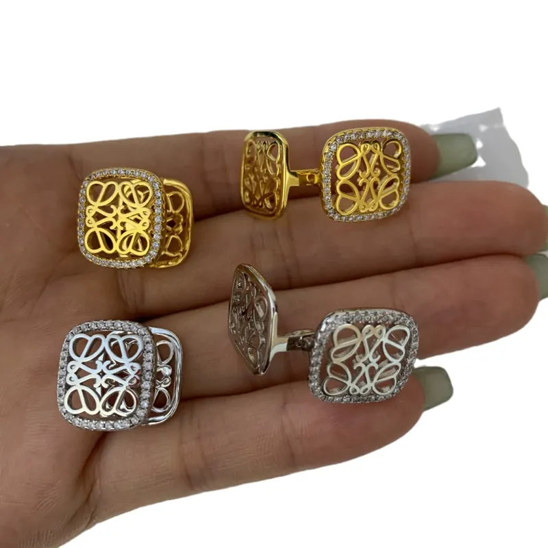 طوق أذن بنقش مربع ذهبي
