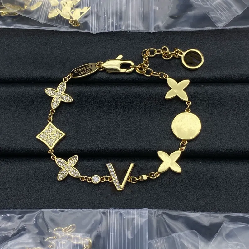 Bracelet fleur lettre évidée minimaliste et tendance