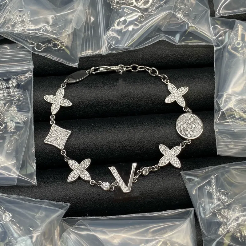 Bracelet fleur lettre évidée minimaliste et tendance