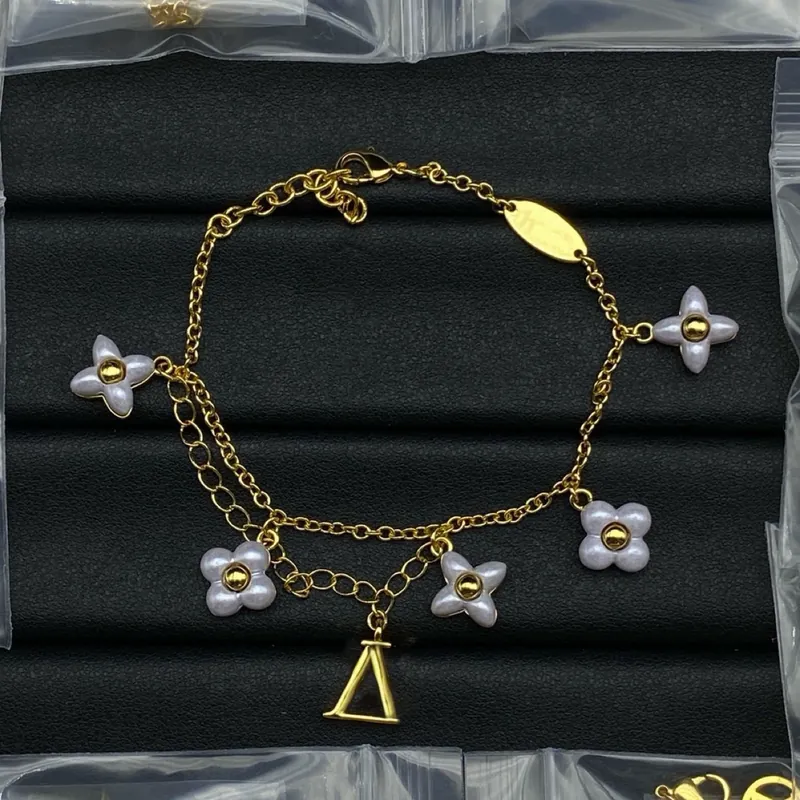 Bracelet fleur lettre évidée minimaliste et tendance
