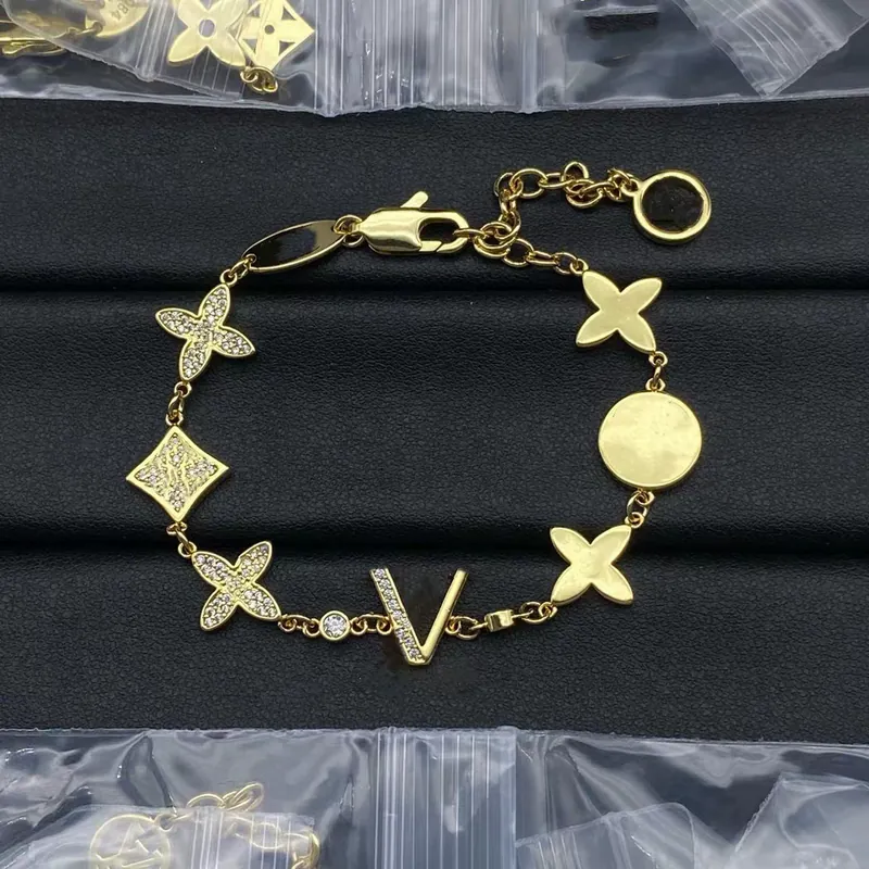 Bracelet fleur lettre évidée minimaliste et tendance
