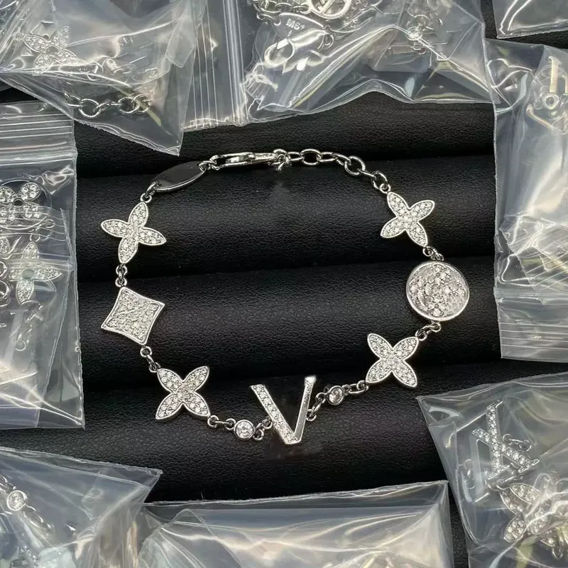 Bracelet fleur lettre évidée minimaliste et tendance