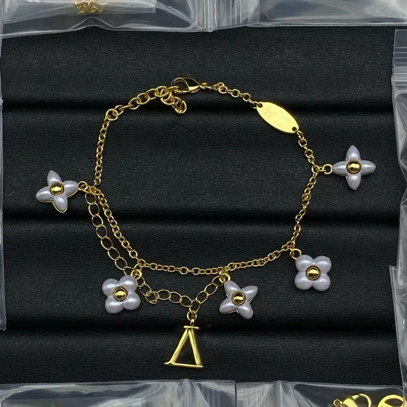 Bracelet fleur lettre évidée minimaliste et tendance