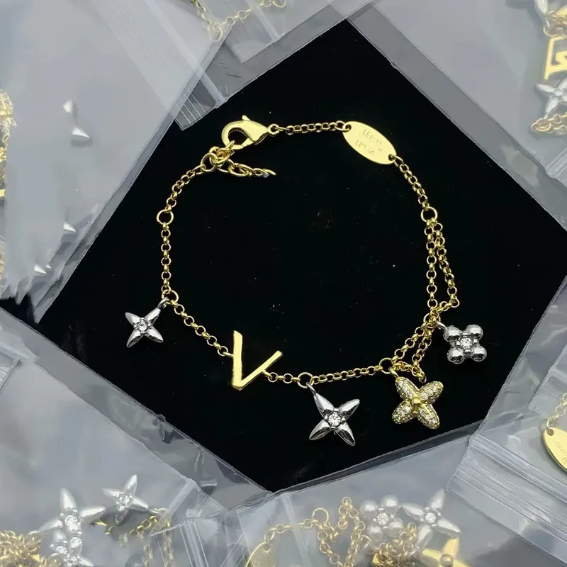 Bracelet fleur lettre évidée minimaliste et tendance