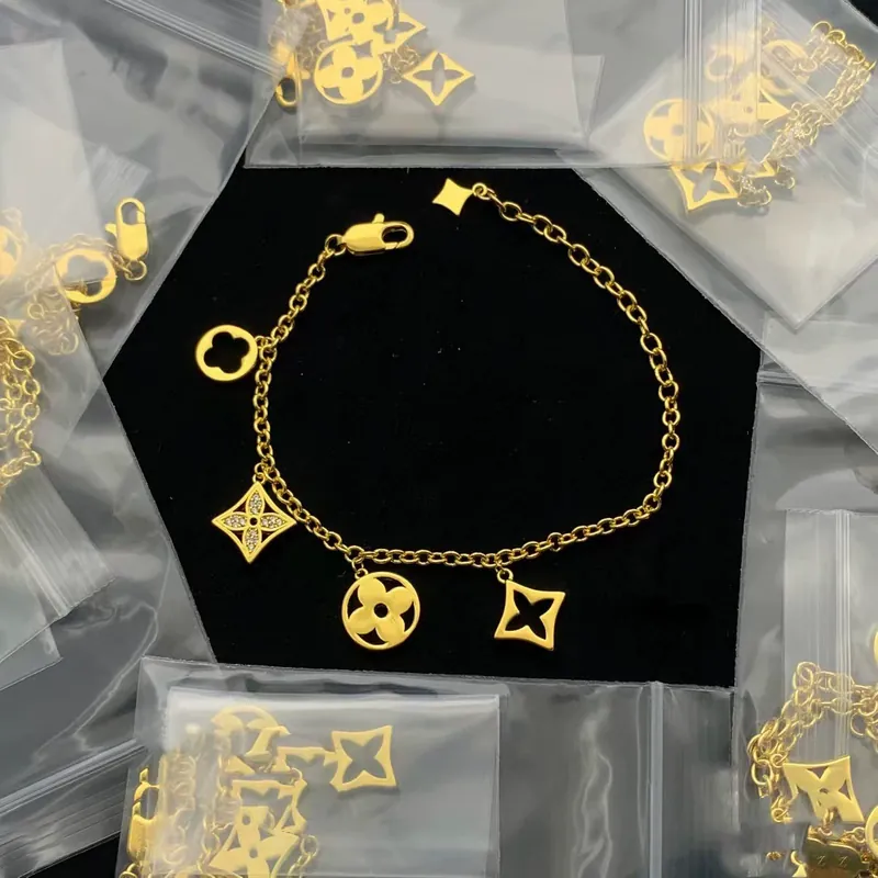 Bracelet fleur lettre évidée minimaliste et tendance