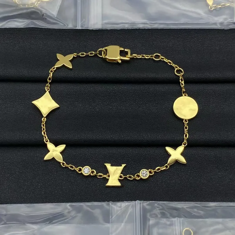 Bracelet fleur lettre évidée minimaliste et tendance