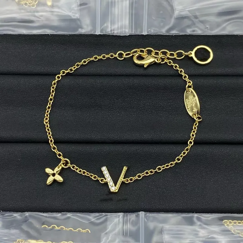 Bracelet fleur lettre évidée minimaliste et tendance