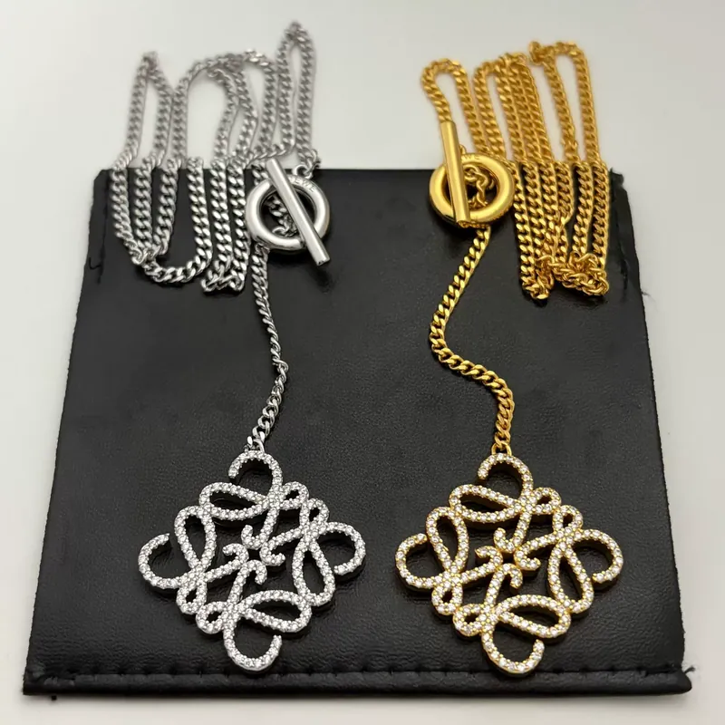Colar com Pingente de Flor de Zircônia